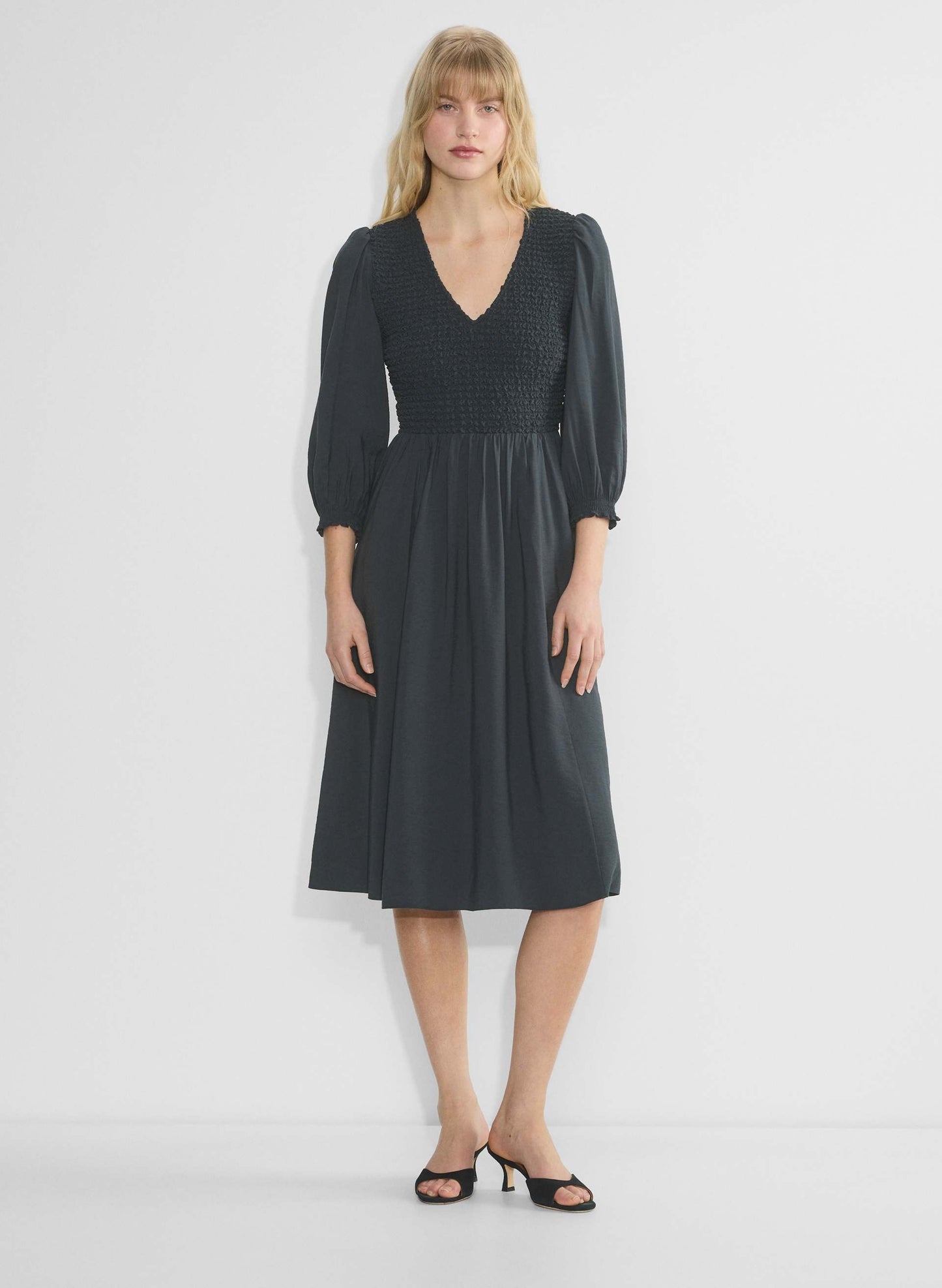 Vestido midi com decote em V
